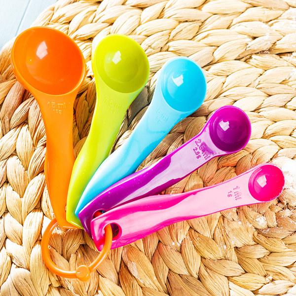 BỘ DUNG CỤ MUỖNG ĐONG GIA VỊ BẰNG NHỰA NHIỀU MÀU 5 CÁI