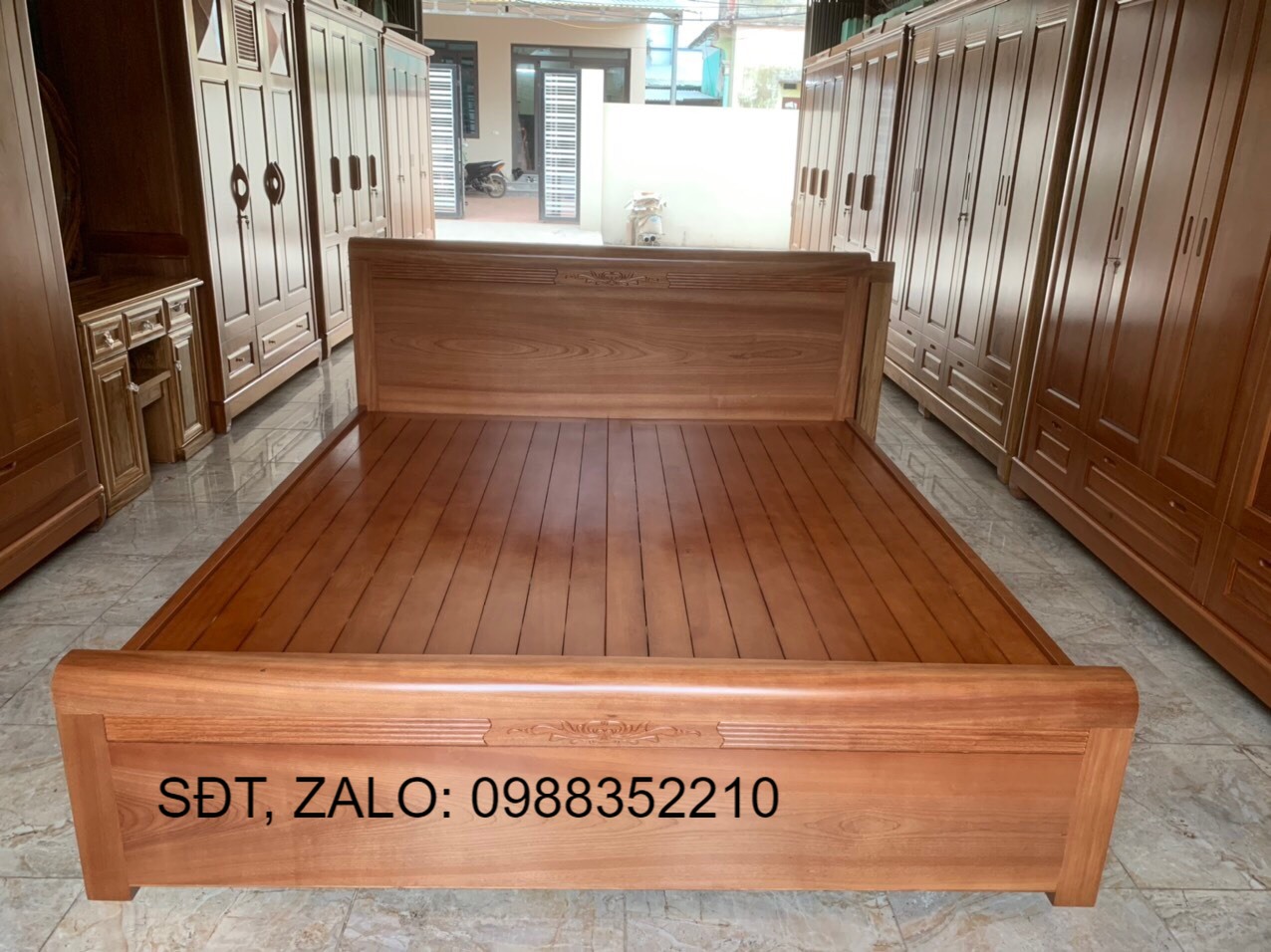 Giường ngủ gỗ Hương Xám kiểm hàng trước khi thanh toán