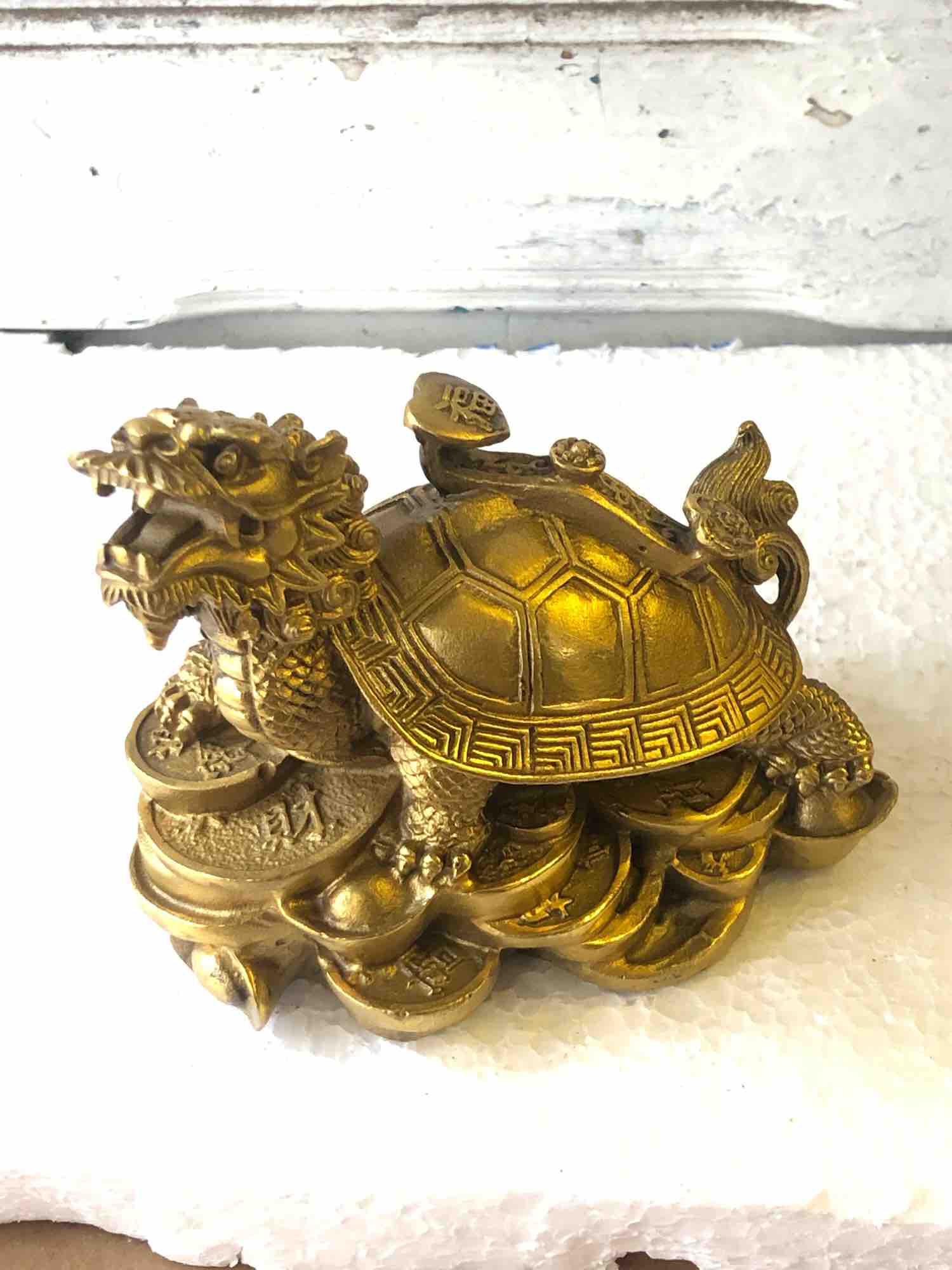 Long quy cõng gậy như ý bằng đồng