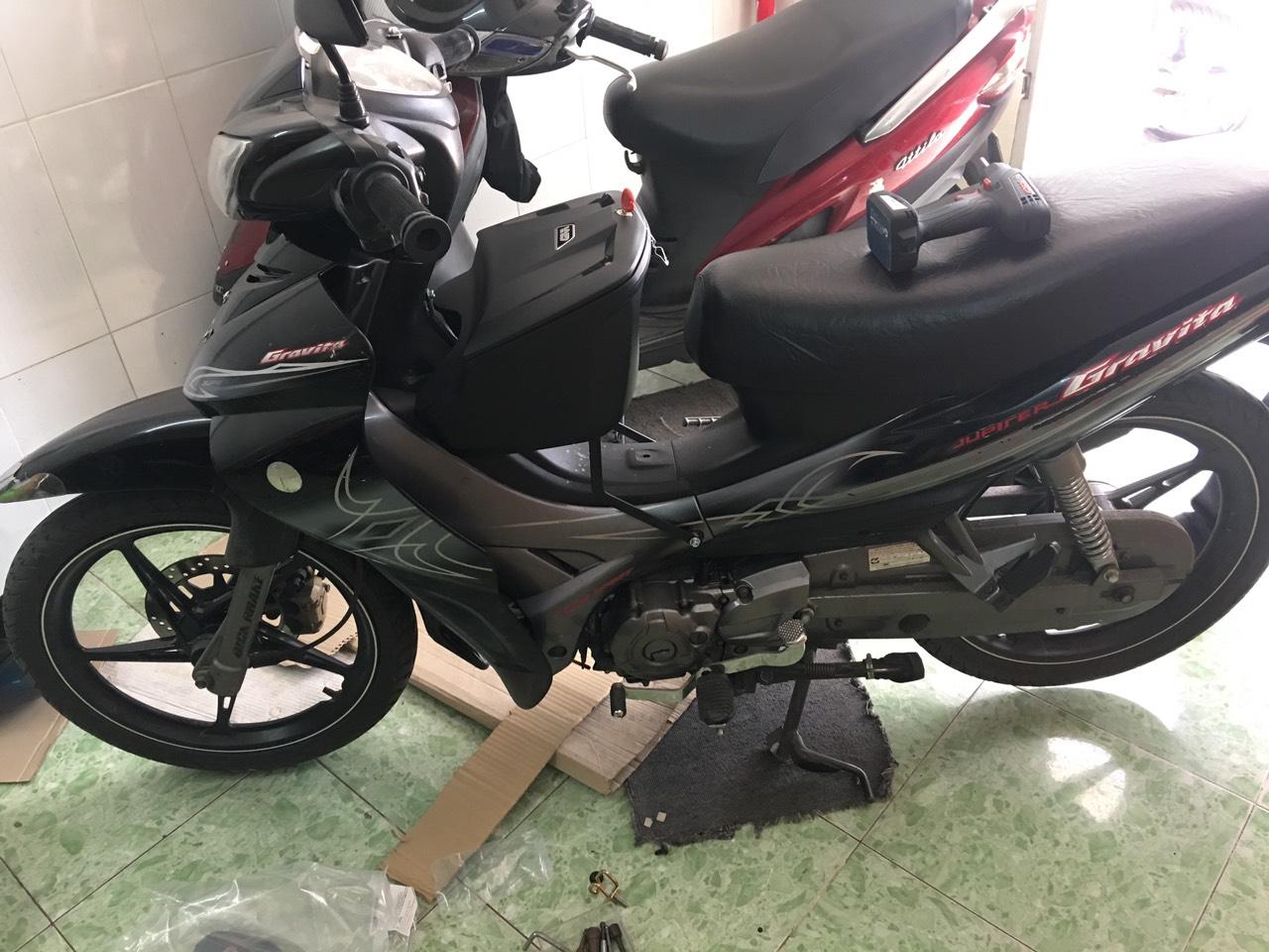 Thùng giữa givi G12N lắp cho xe Jupiter