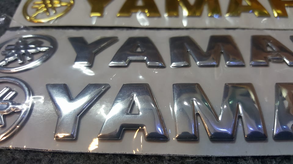 Bộ 2 miếng dán nổi chữ Yamaha (Bạc)