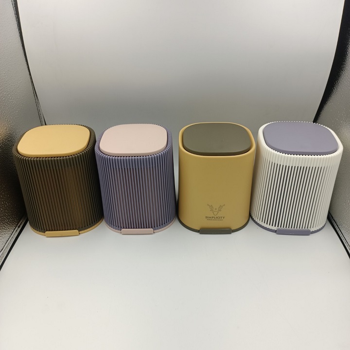 Beautiful and practical office desktop mini plastic trash can be used