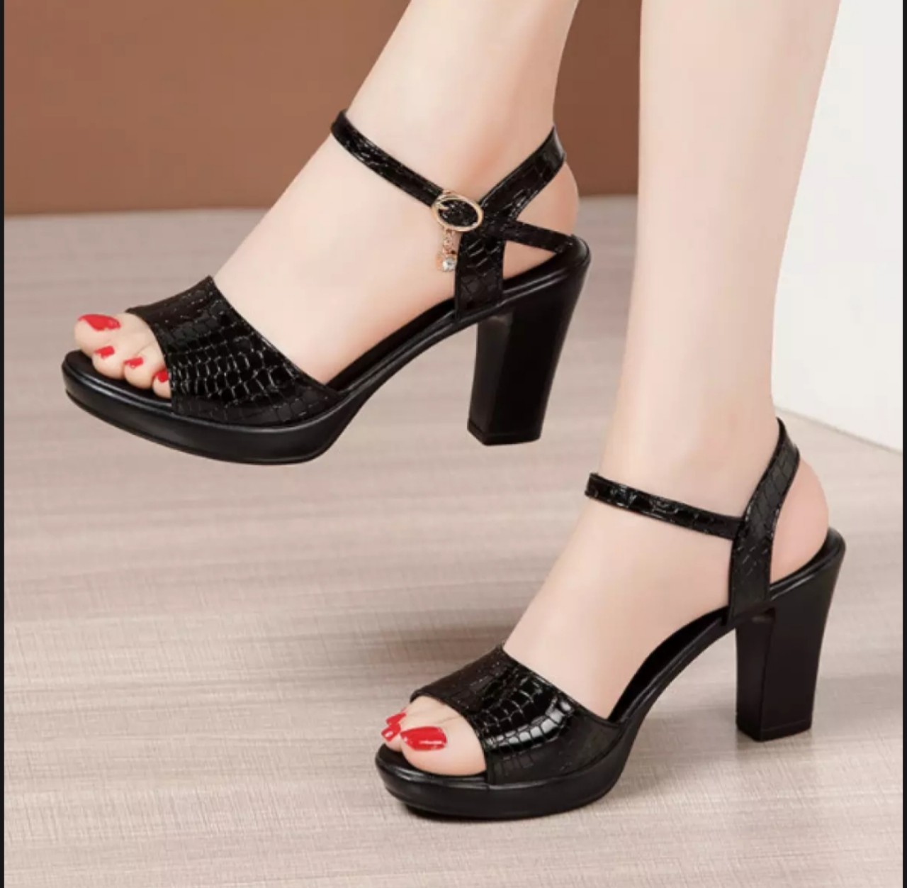 giày sandal gót vuông quai bản sần