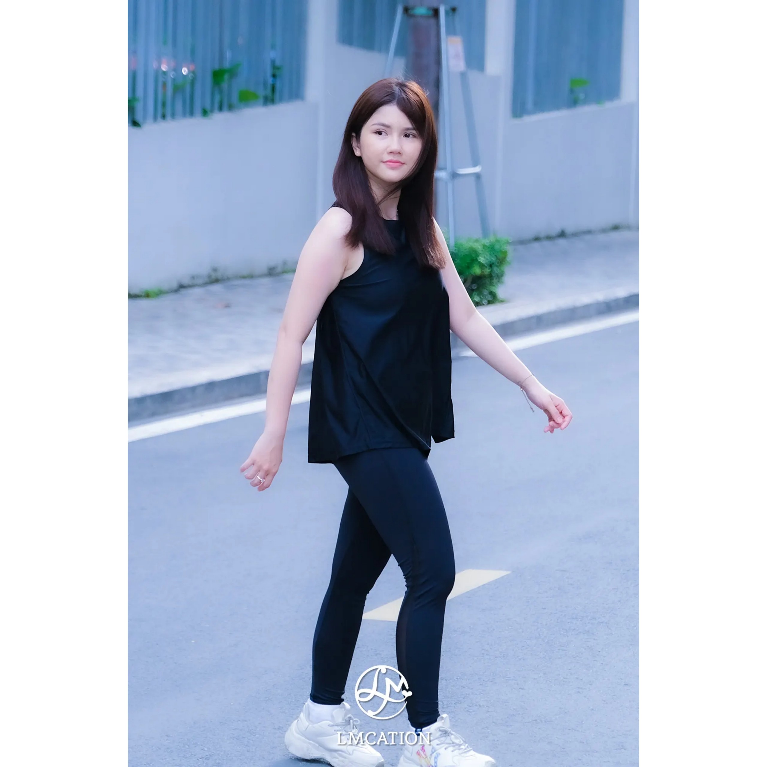 Áo Thun Thể Thao LMcation Josie - Màu Đen