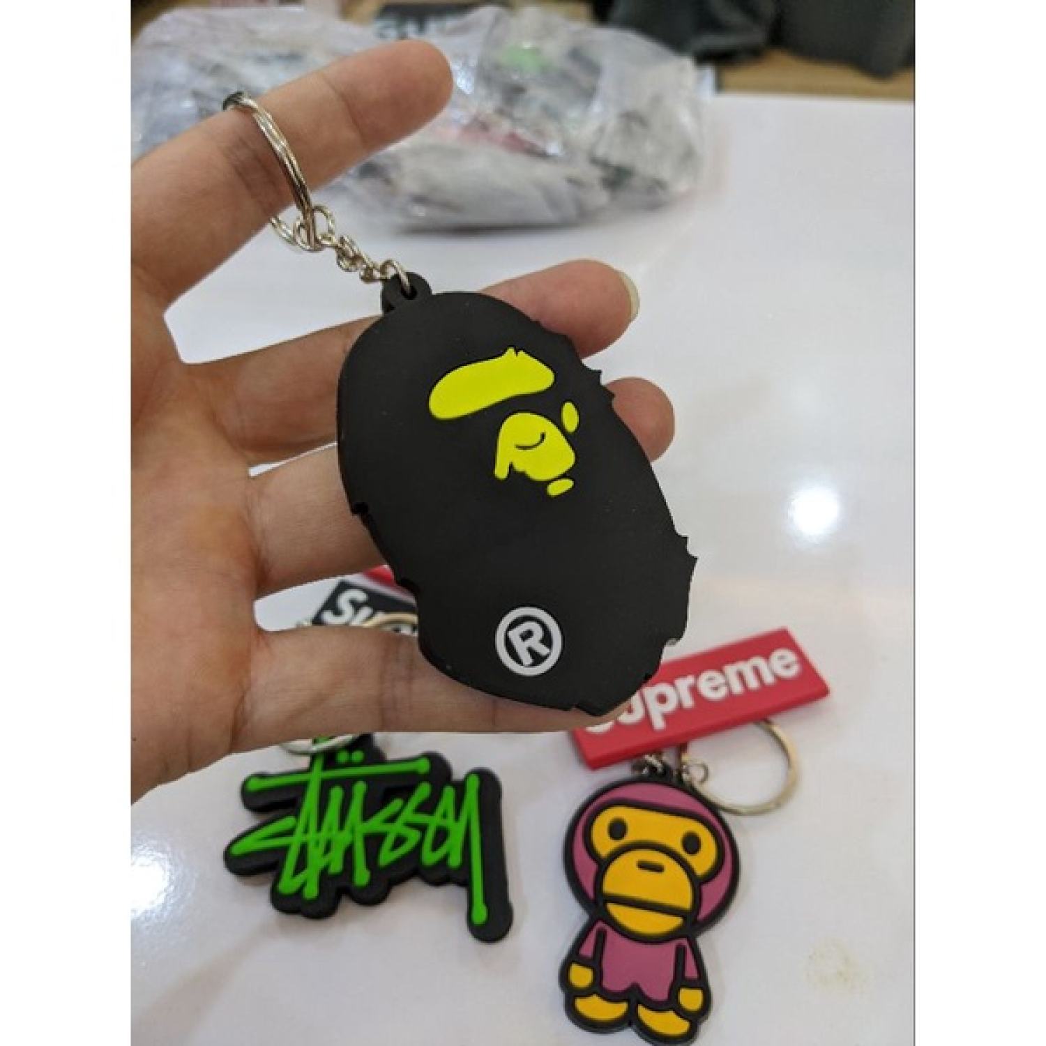 Móc khóa Supreme, bape, stussy
