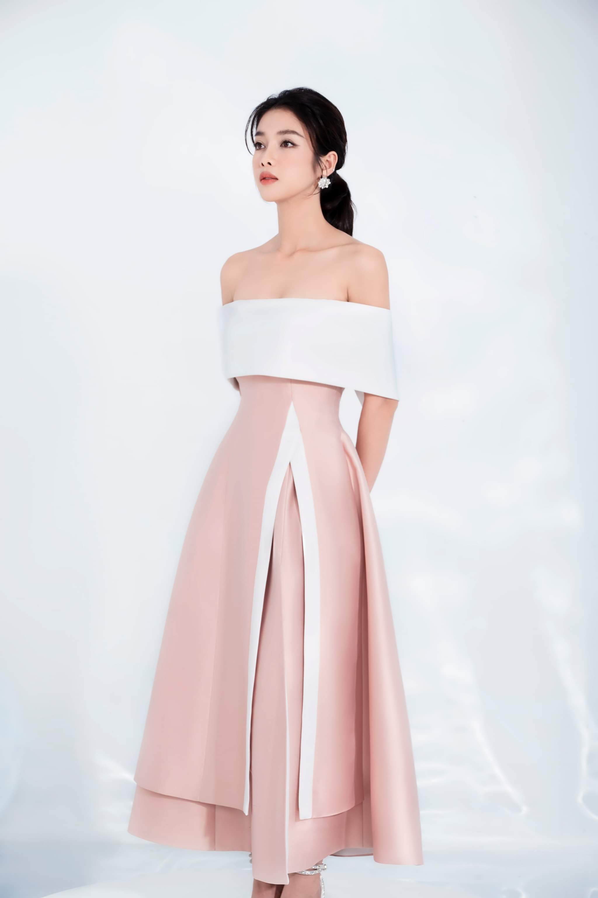 LARMES - Đầm trễ vai xẻ tà Dakota