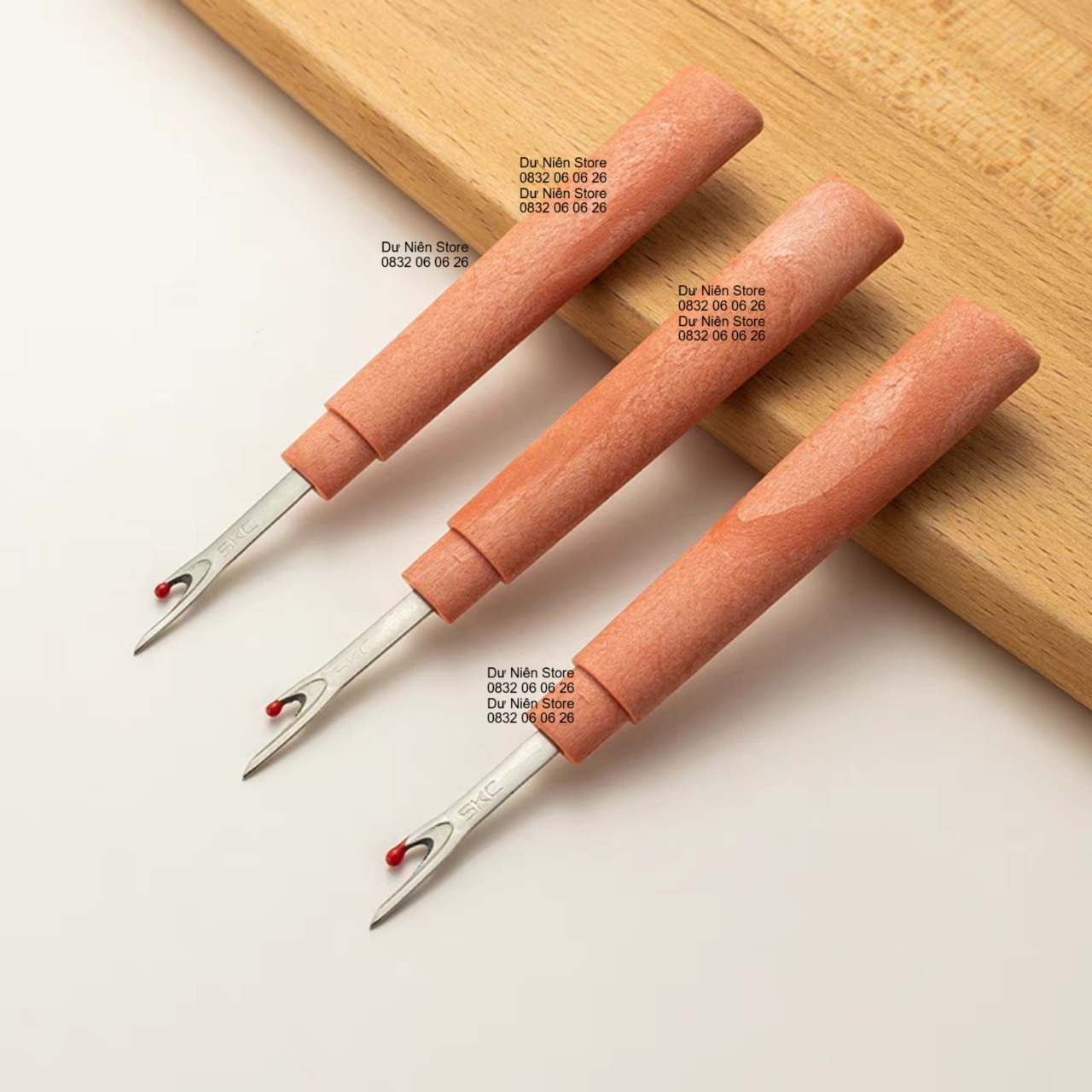 Dụng cụ tháo chỉ, rạch khuy lớn cán nhựa tròn.