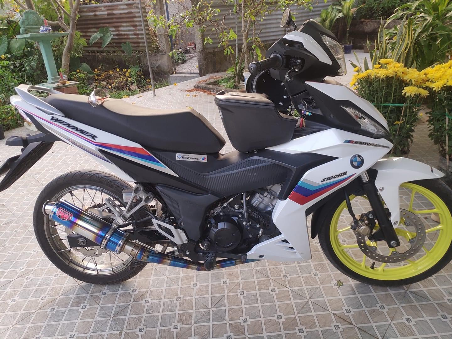 Tem rời winner chế dán xe trắng