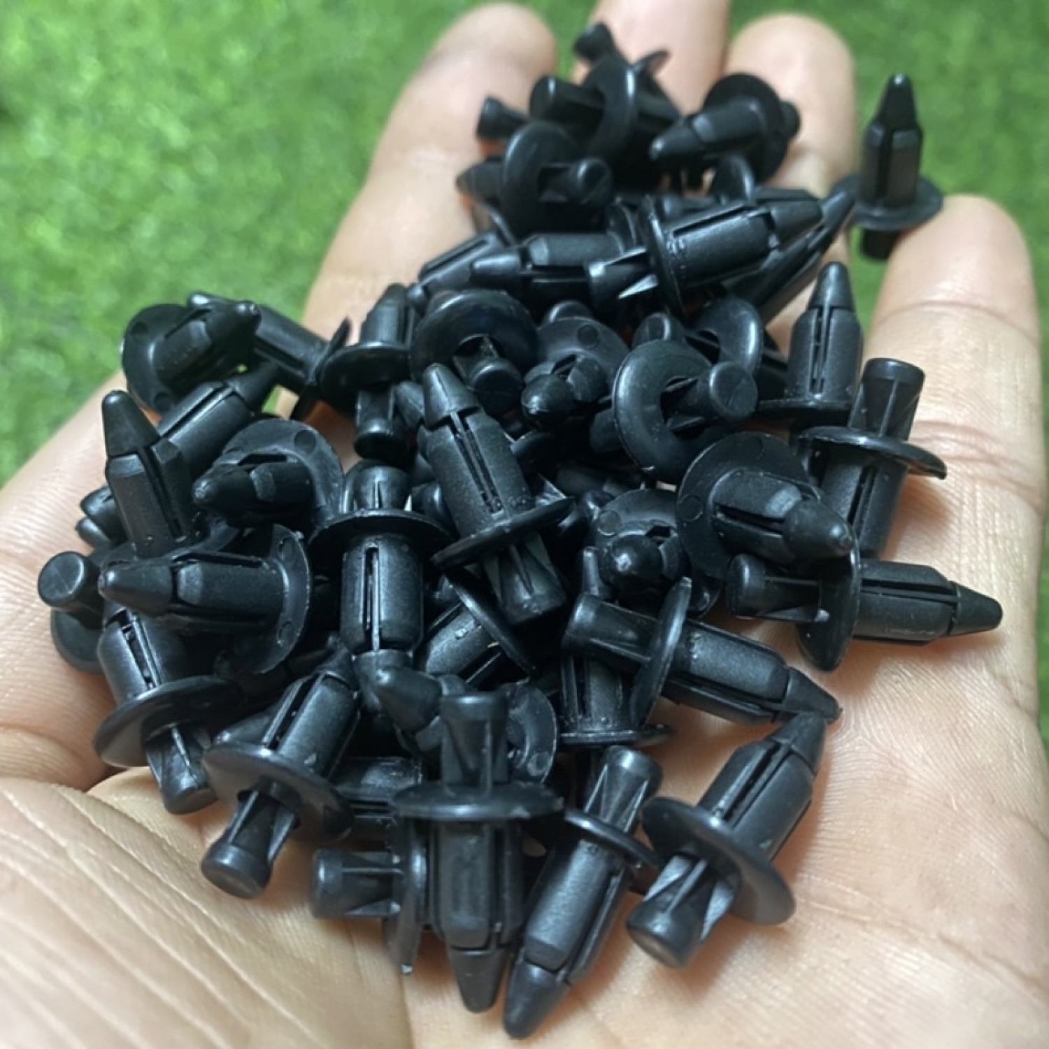 Ốc nhựa, chốt nhựa bấm dàn áo xe máy 6li