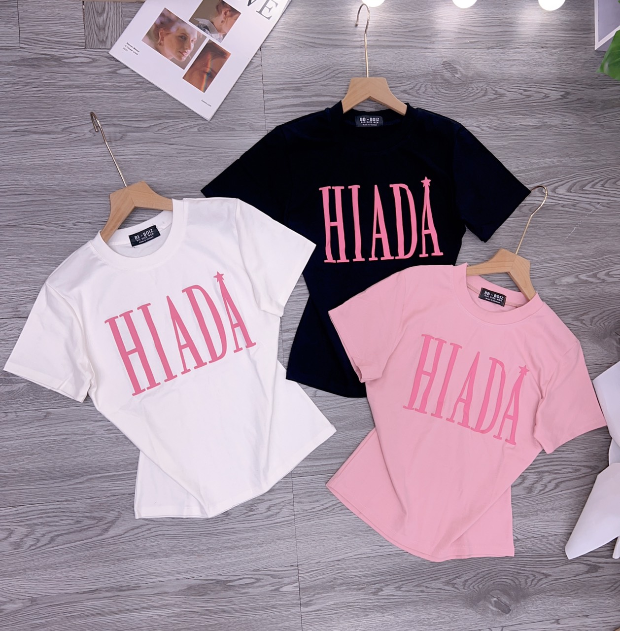 Áo thun nữ dáng ôm phối chữ nổi phom dài (Mã HIADA dưới 55kg)