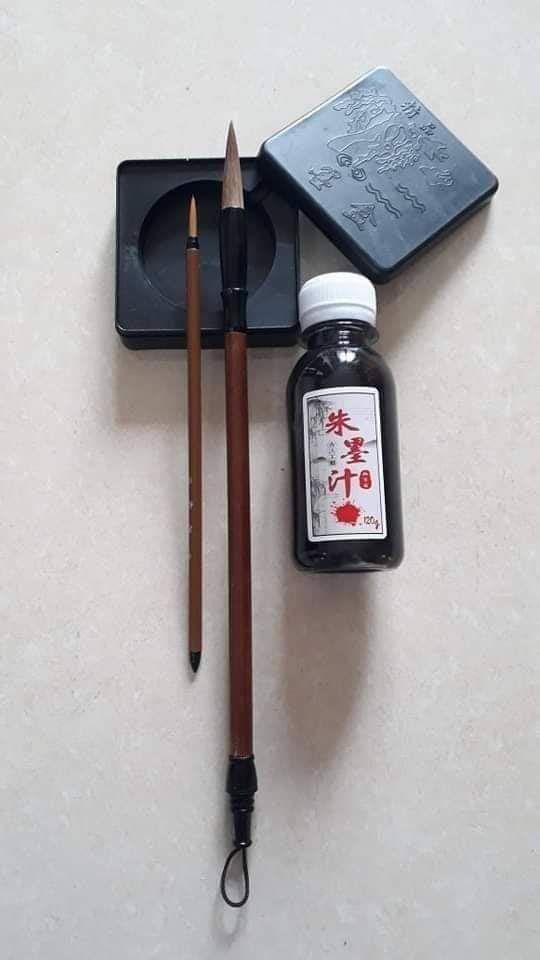 Khuyến mãi combo : bao gồm1 nghiên mực nhựa có nắp đậy1 lọ mực tàu 120ml1 bút trung thượng thư