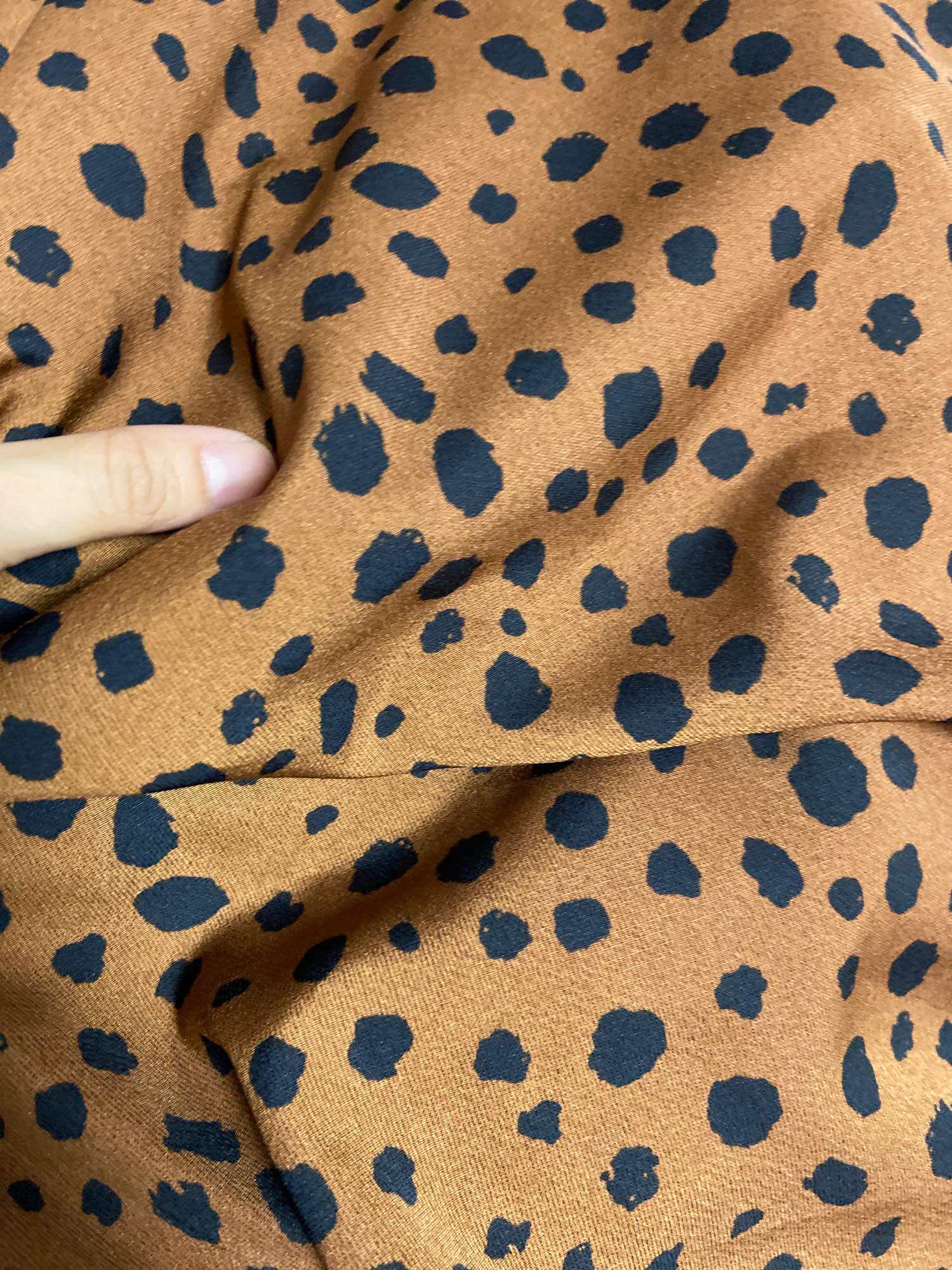 2m x 1m5 vải lụa hàn chấm đen nền nâu ngoài đậm đẹp mềm không co giản 2m khổ 1m5(62)