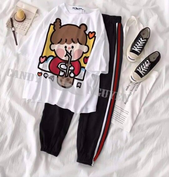 Đồ Bộ Coton Thể Thao Unisex Em Bé Trung Hoa Uống Trà Sữa Dễ Thương + Quần Thể Thao Sọc Hai Bên Hot Trend Hàn Quốc Cá Tính , Đồ Bộ Cartoon Dễ Thương, Đồ Bộ Đẹp Nam Nữ Mặc Nhà TTSLB0161
