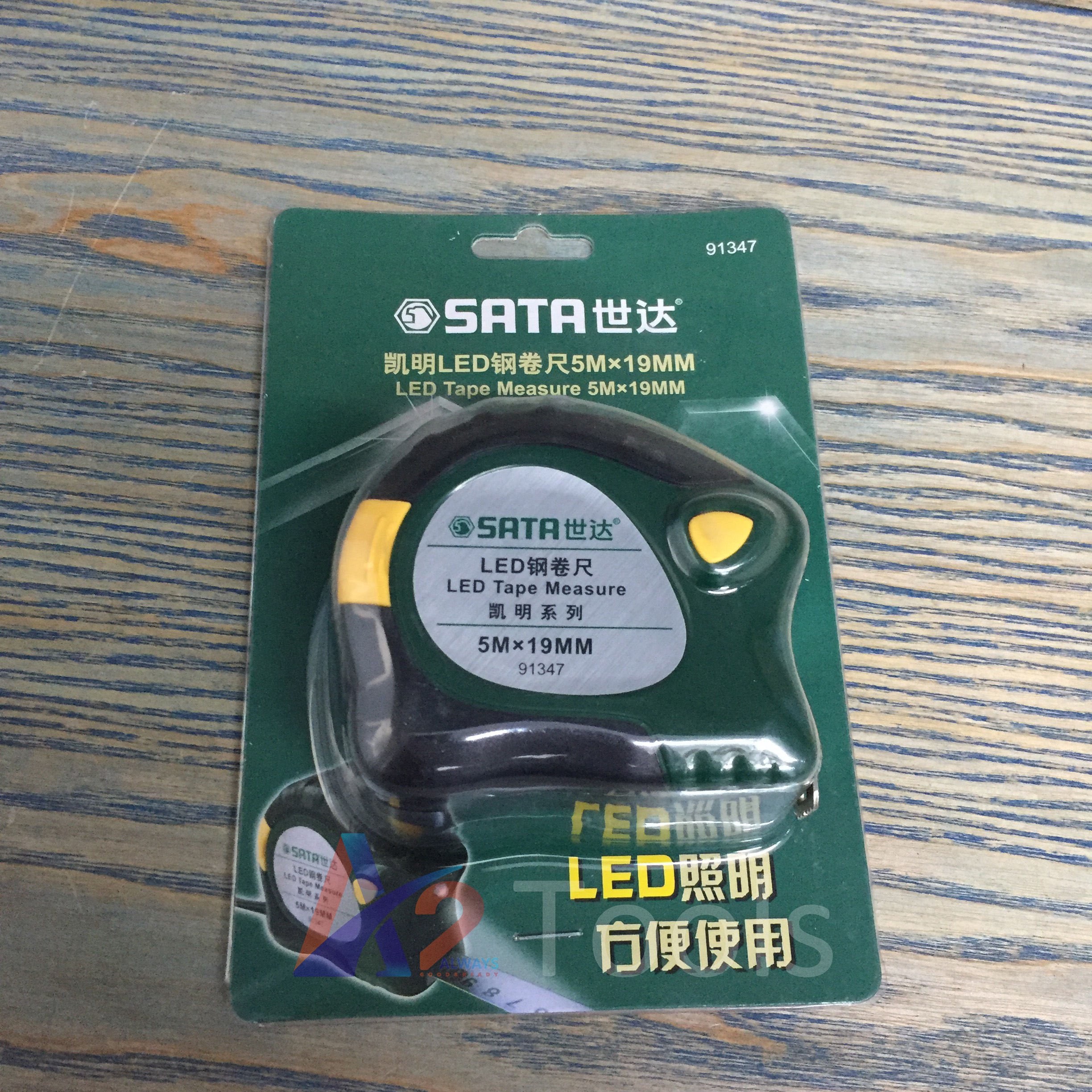 Thước cuốn thép có đèn LED 5.0m SATA 91347