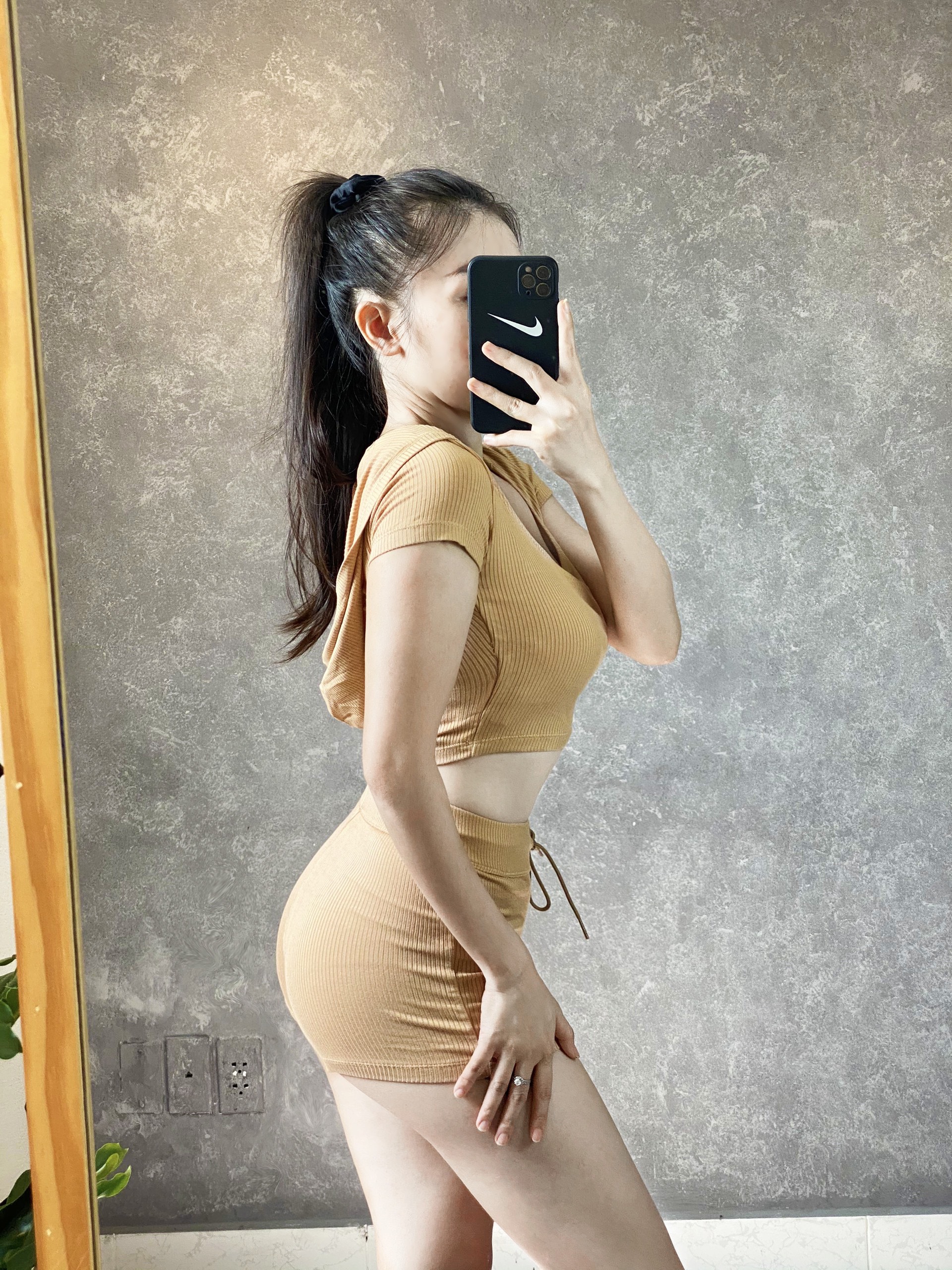Set đùi croptop có nón thể thao nữ thun gân cực hot