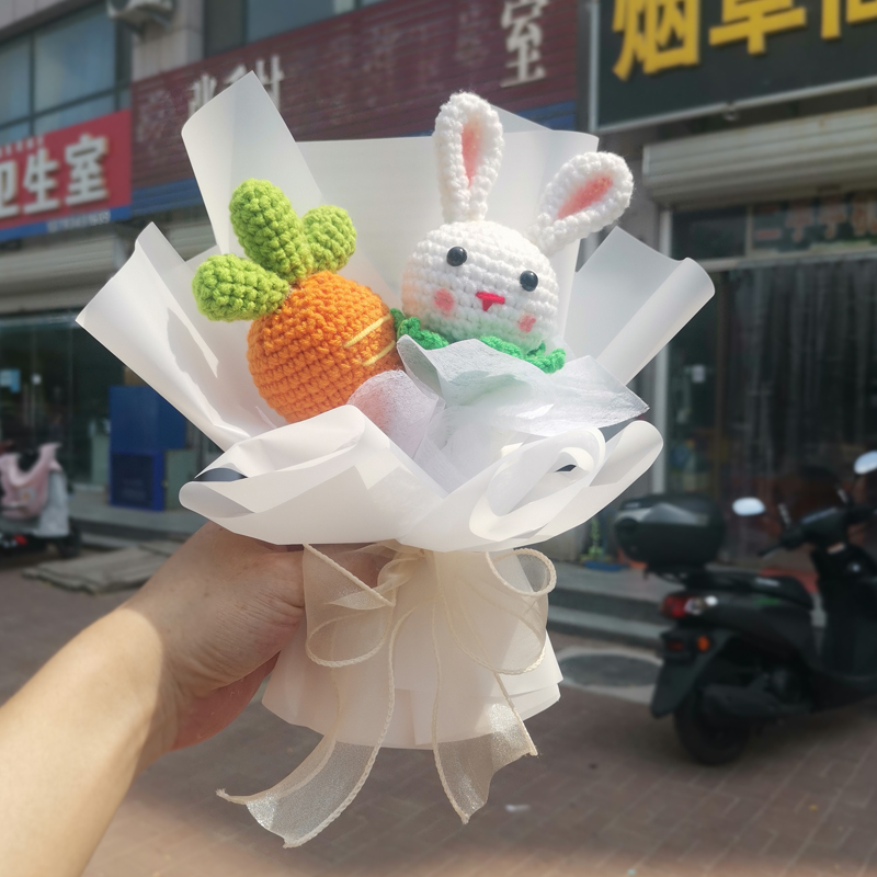 Bó hoa cà rốt và thỏ bằng len handmde