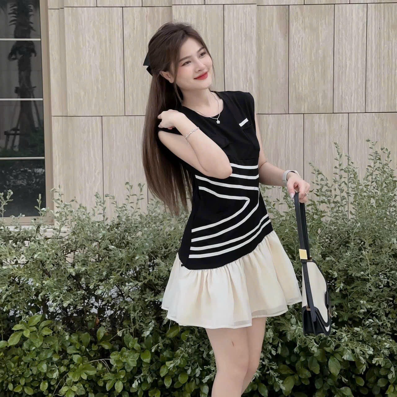 Đầm xoè dáng ngắn, cổ tròn, tay áo sát nách, thích hợp khi đi chơi