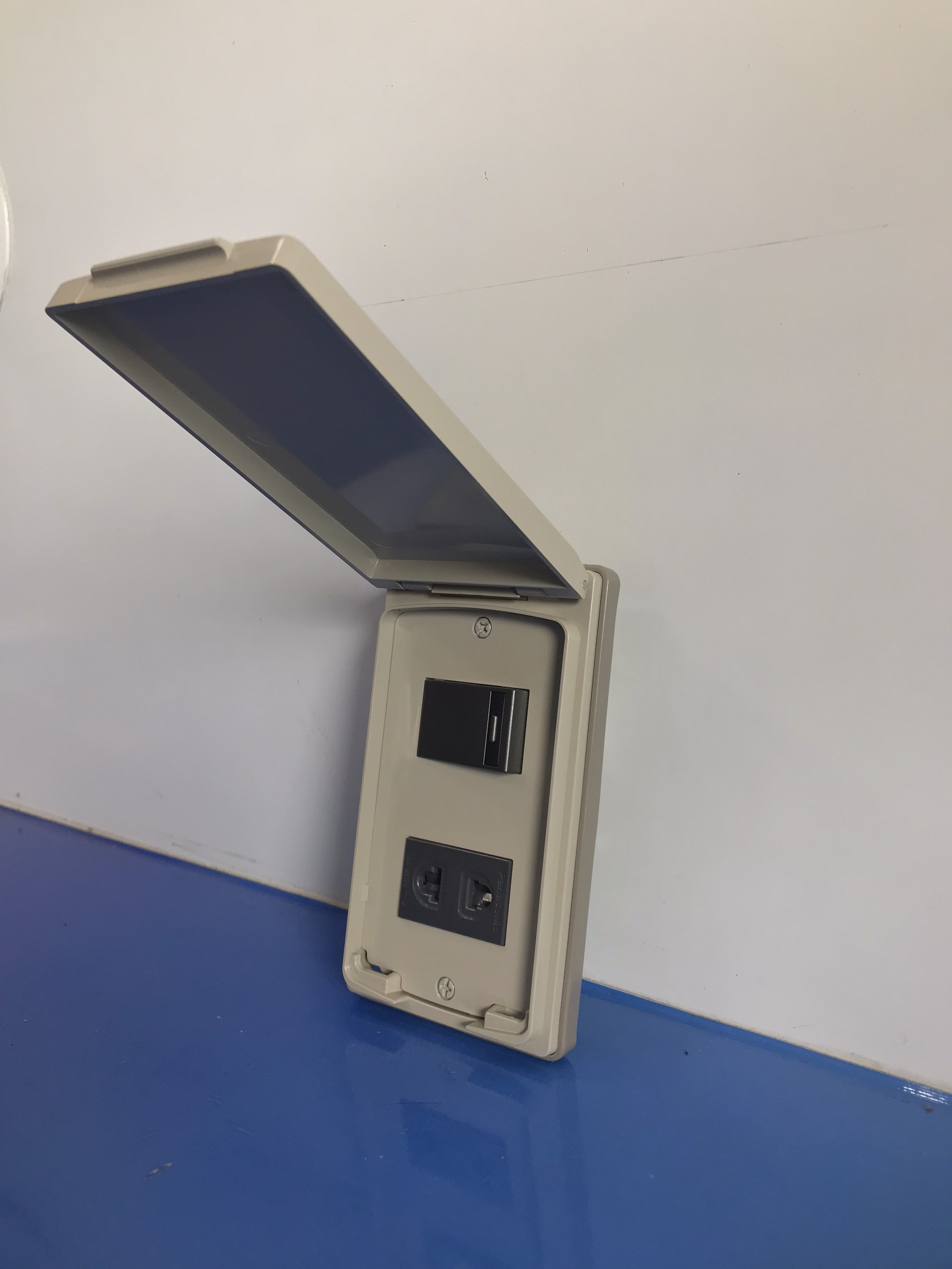 Mặt che mưa chống nước cho công tắc ổ cắm điện, mặt có nắp che mưa Panasonic WEG7903 chính hãng.