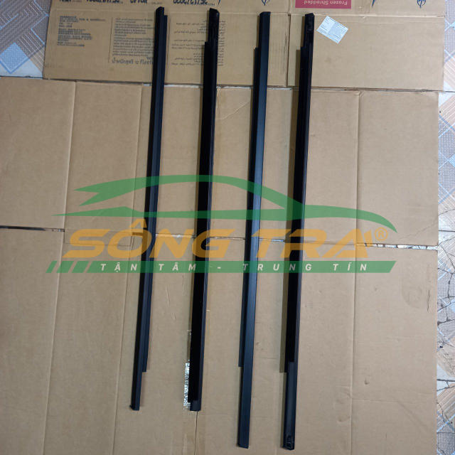 NẸP CHÂN KÍNH NGOÀI DAEWOO LACETTI ( GIÁ MỘT BỘ 4 CÁI)
