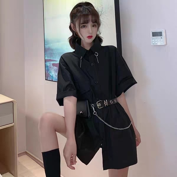 Áo sơ mi đen kèm thắt lưng dây xích cá tính