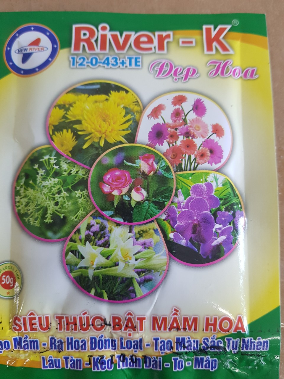 Phân bón lá river- k 12 - 0 - 43 + te siêu thúc bật mầm hoa; kích thích ra hoa; bông to; cánh dày; hoa tươi lâu; đẹp màu;