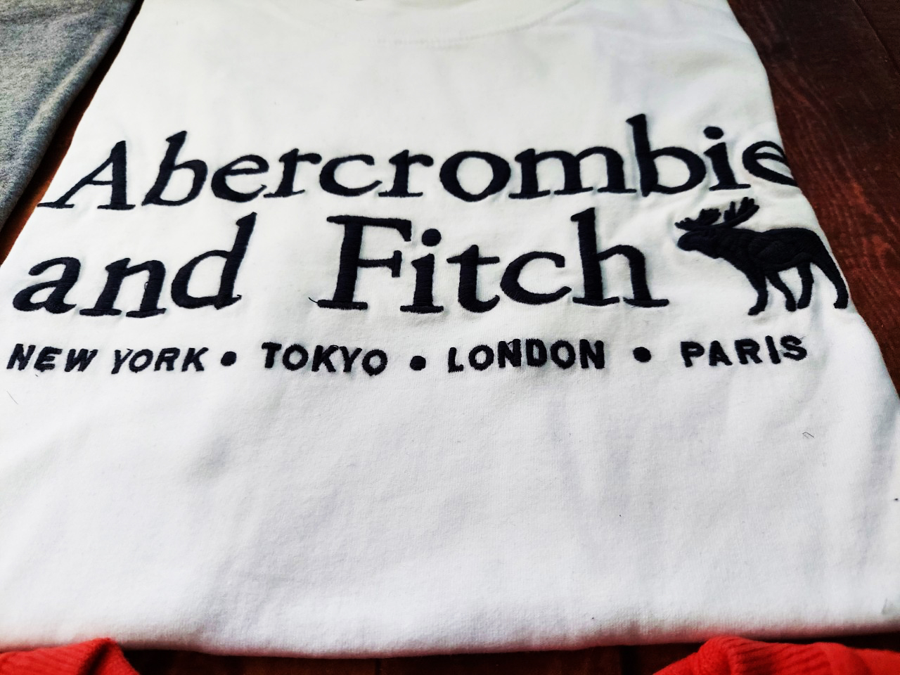Áo thun Abercrombie White 2021