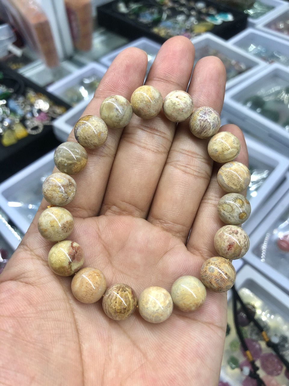 Vòng đeo tay, lắc đeo tay phong thủy đá san hô hoá thạch trổ bông hoa ưu đàm