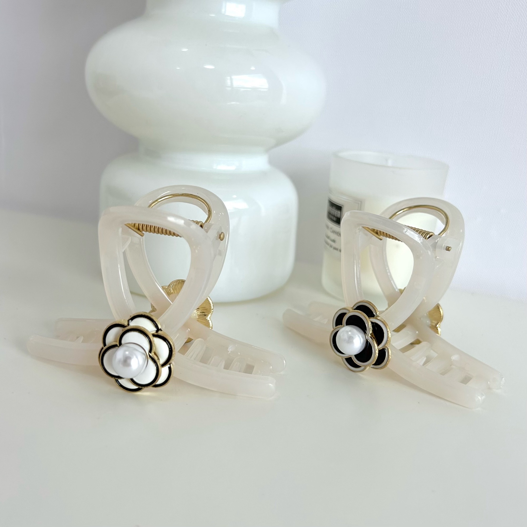 Kẹp tóc dáng dài đính hoa trà Modleaf Rose midi pin Hàn Quốc