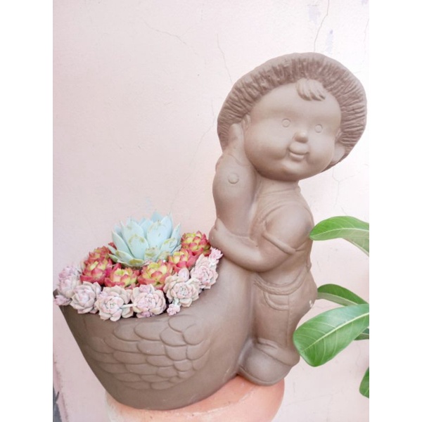 Chậu đất nung hình bé ôm vịt