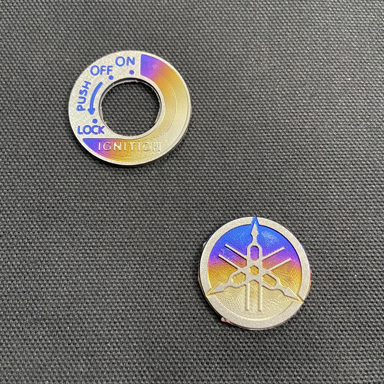 [VIRUS TITAN] TEM TITAN DÁN Ổ KHÓA,TEM TITAN LOGO YAMAHA TRANG TRÍ XE SIRIUS KEO 3M SIÊU ĐẸP (2 TEM)