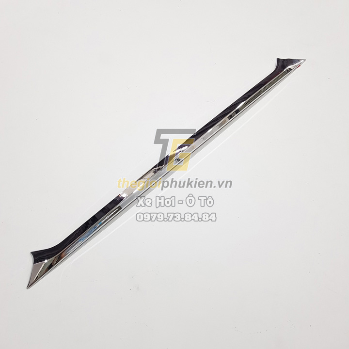 Ốp trang trí tay mở cốp sau Toyota Corolla Cross 2020 mạ Crom cao cấp