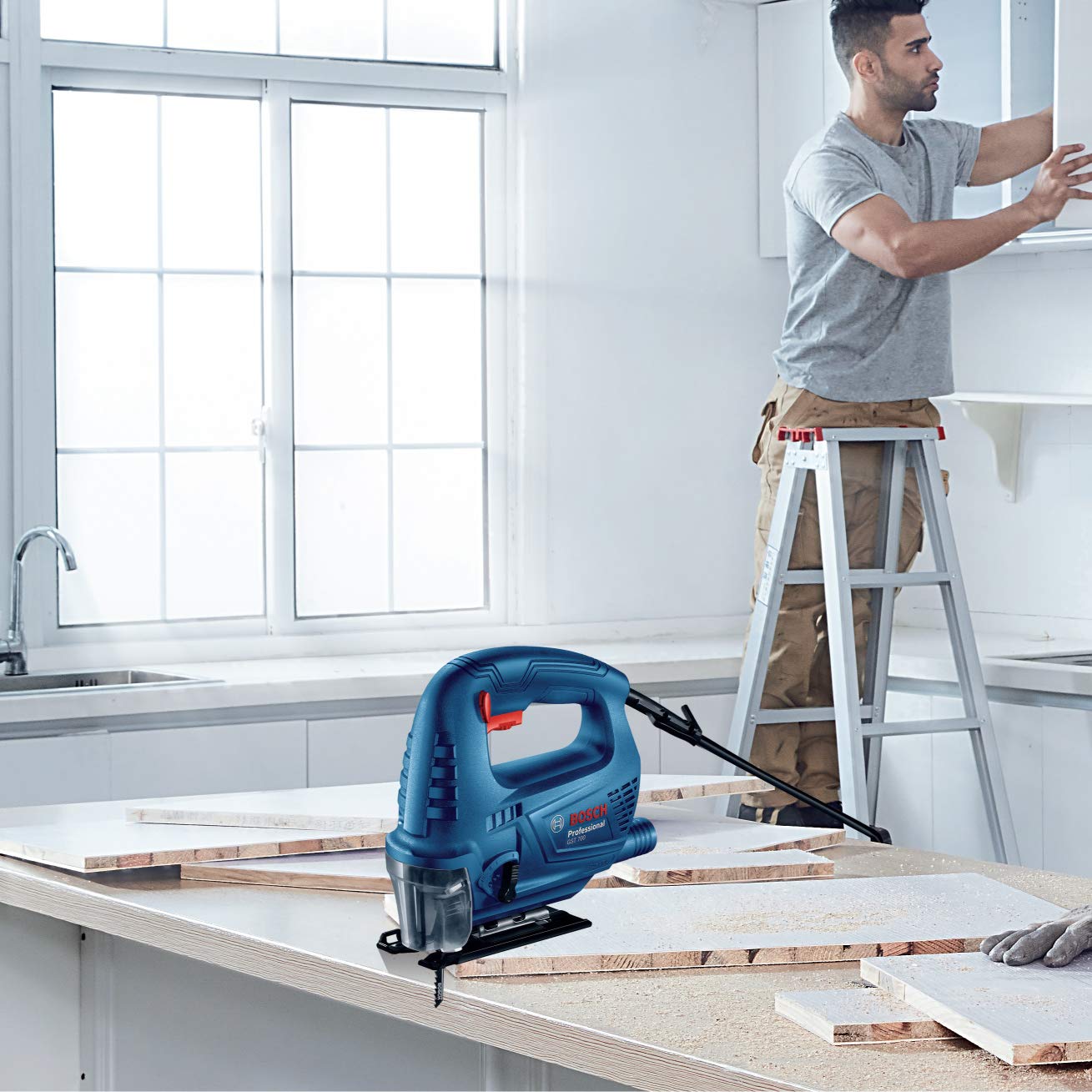 Máy cưa lọng cầm tay Bosch GST 700