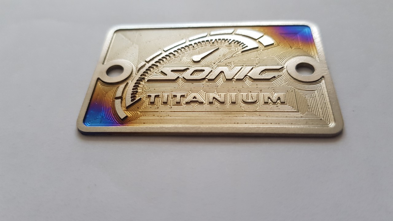 MIẾNG TEN TITAN DÁN NẮP BÌNH DẦU XE HONDA SONIC