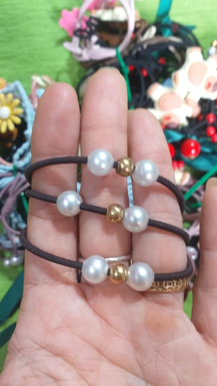 Quà tặng ngẫu nhiên( bút, dây cột tóc, kẹp,...)