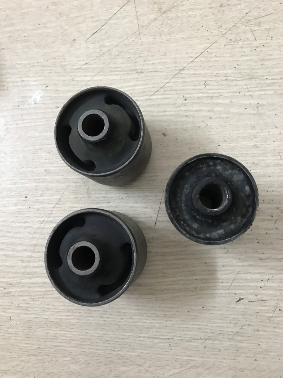 Cao su sắt thanh giằng Daewoo Matiz 1,2 & Chery QQ3/Suzuki Wagon Giá bán 1 bộ 3 quả