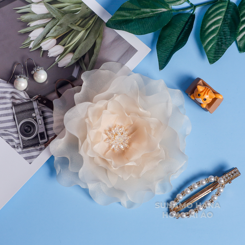Hoa cài áo handmade ( Hoa trà màu be hồng đào nhạt cực xinh)
