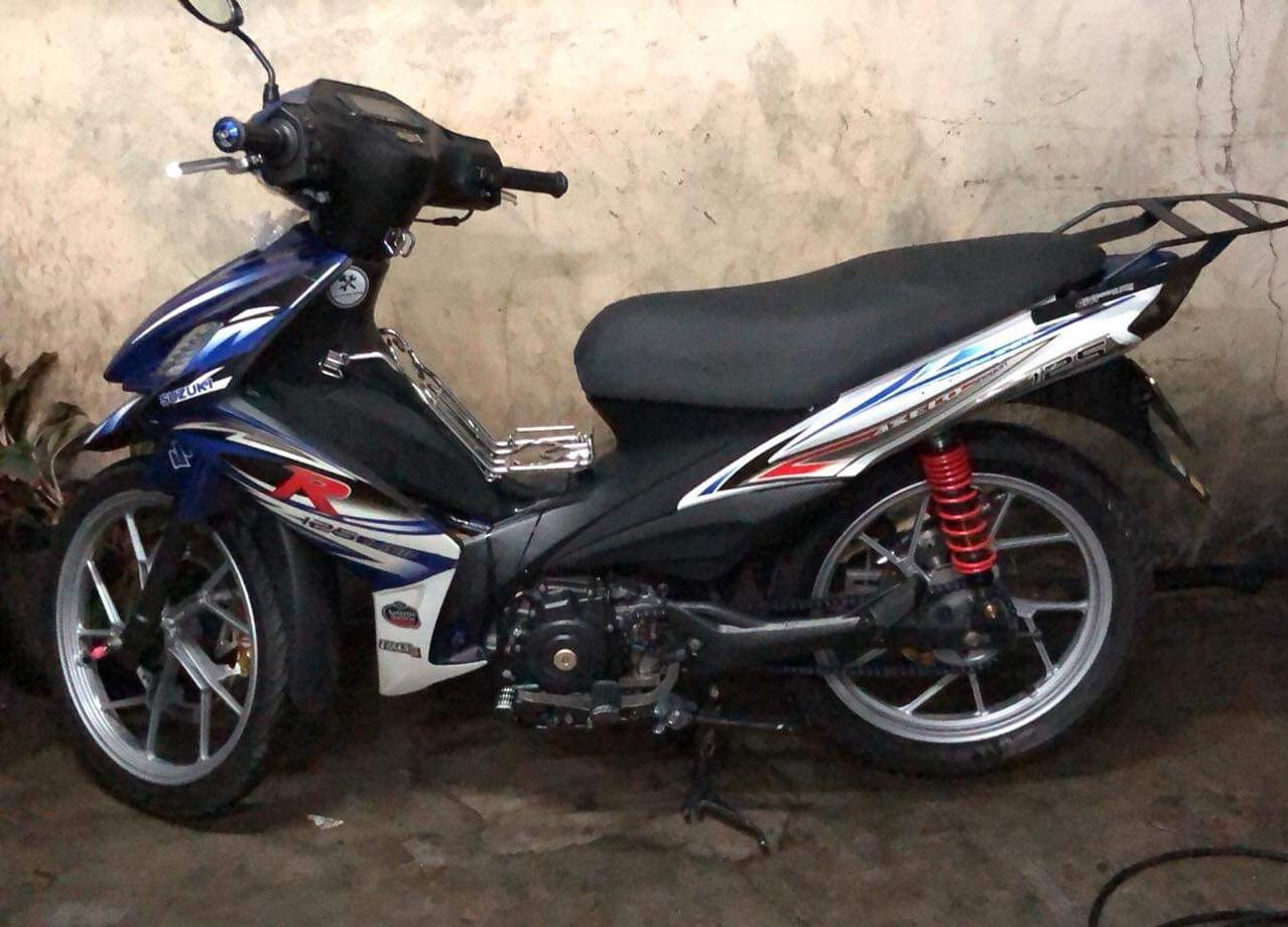 Tem xe axelo chữ r đỏ