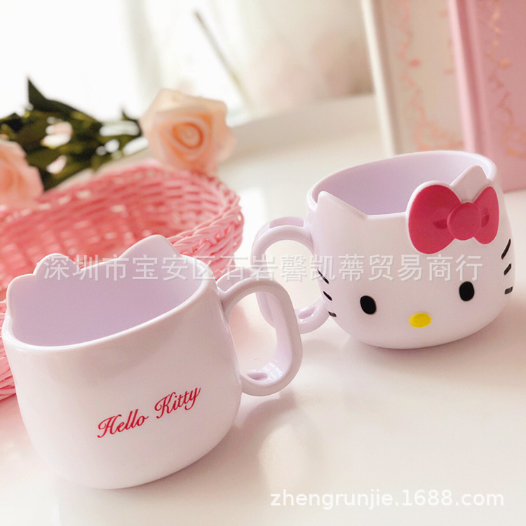 Ly nhựa Hello Kitty 200ml