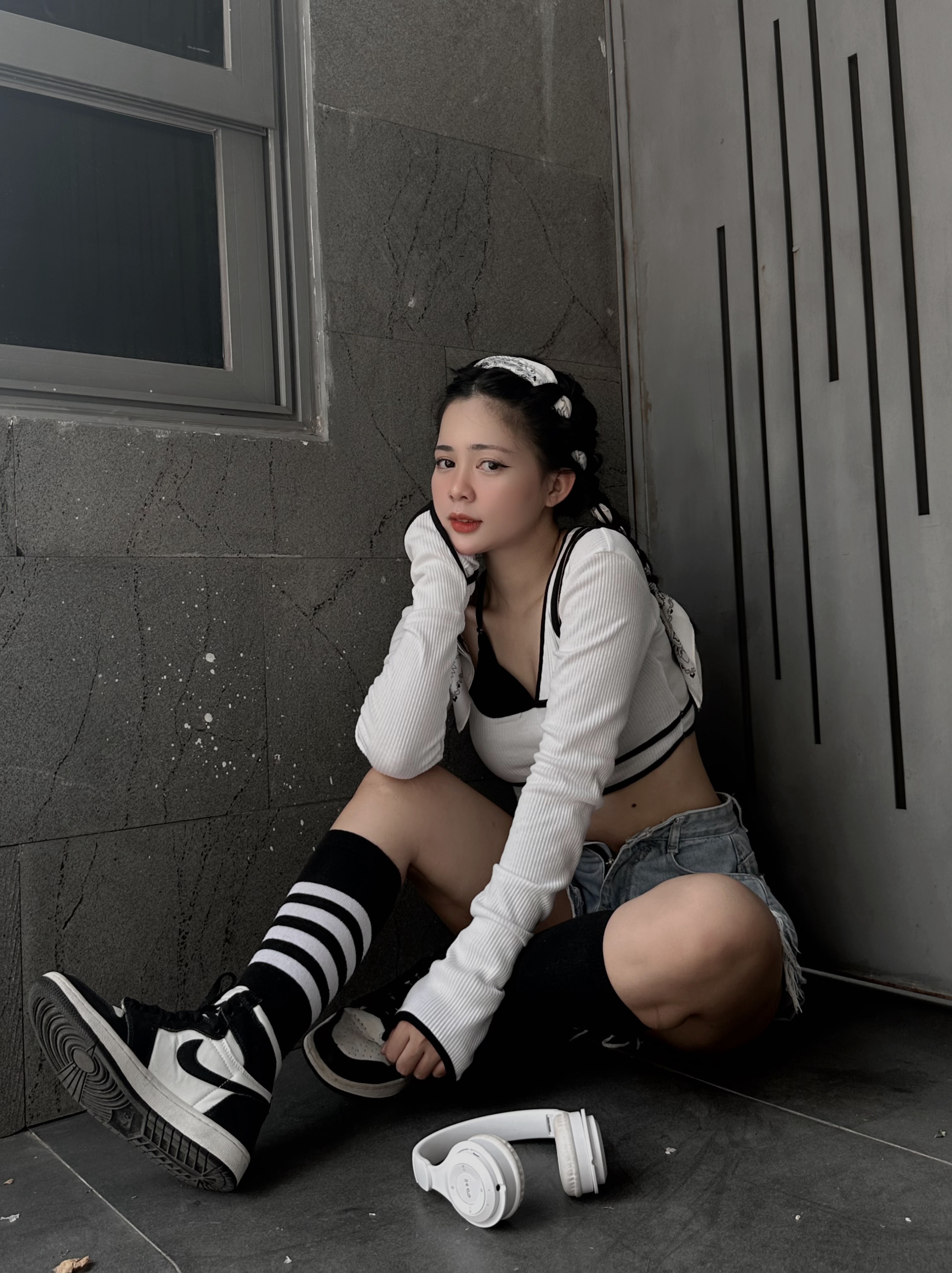 Áo croptop hở vai JUCO phối ống tay loe , croptop kiểu tay dài, áo kiểu nữ sang chảnh