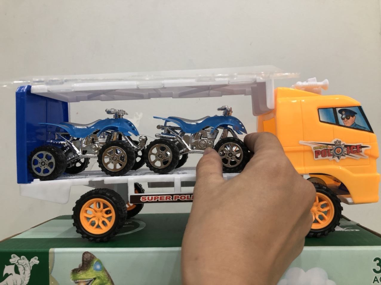 Dồ chơi xe tải kiếng chở 2 xe mô tô