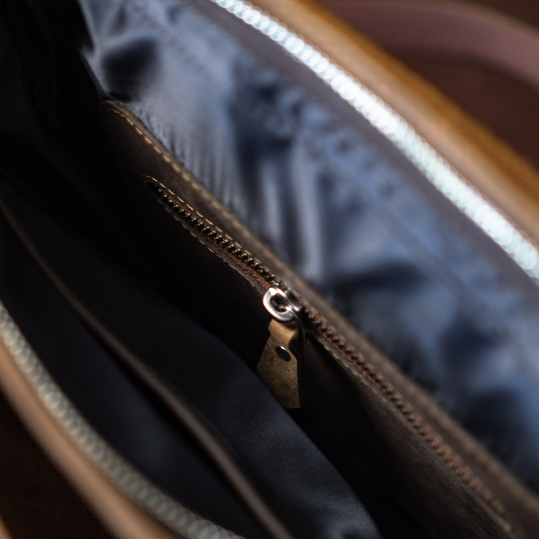 Túi đeo chéo da bò nam cao cấp | Messenger bag basic 10.5in | Manuk leather (Túi da Ipad)