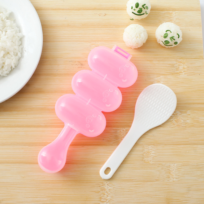 Khuôn lắc cơm kèm thìa cho bé ăn dặm DC03