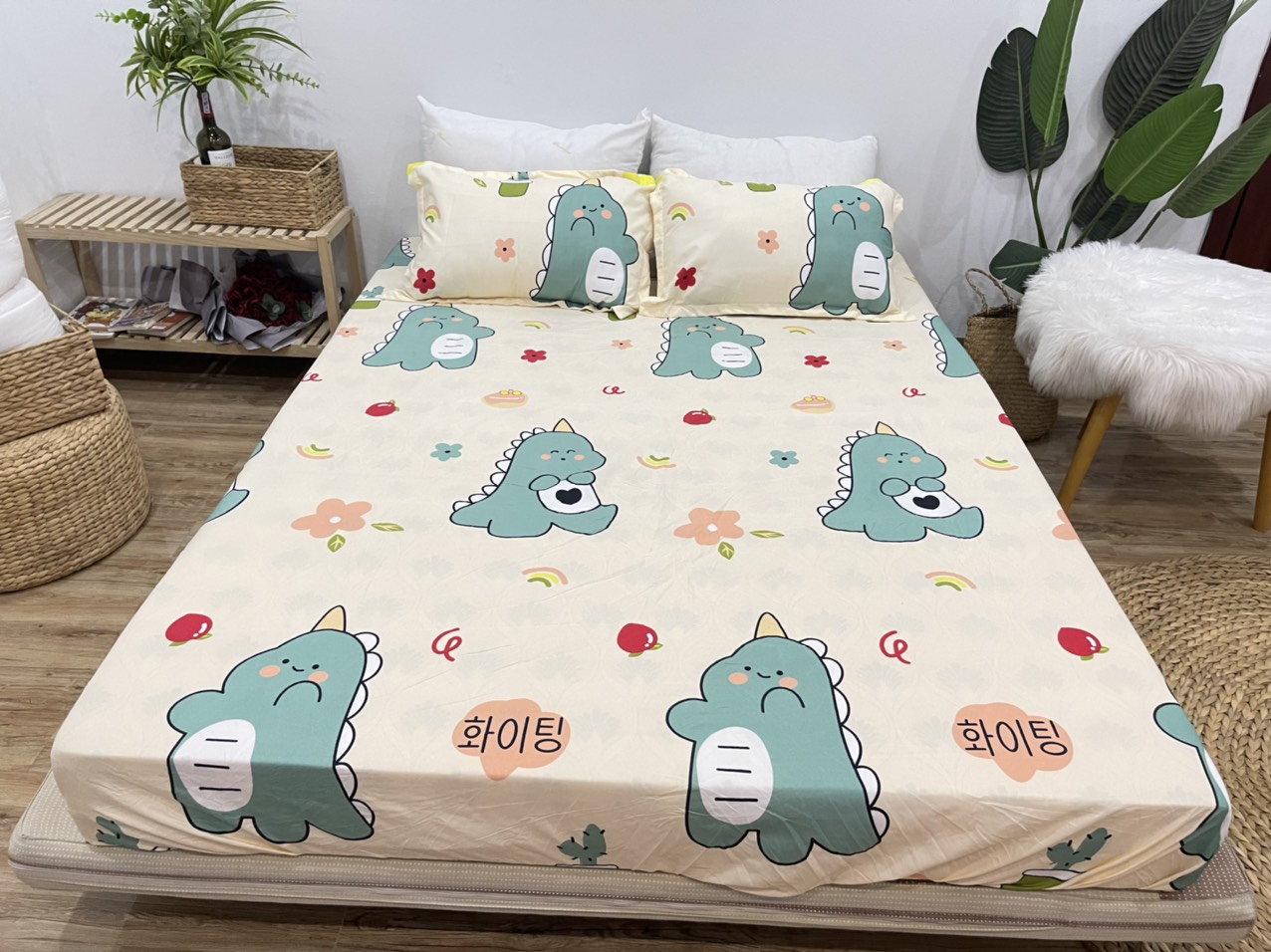 Set Ga Gối Mẫu Khủng Long Cà Chua CHM47 ( Gồm 1 ga bo chun, 2 vỏ gối nằm và 1 vỏ ôm )