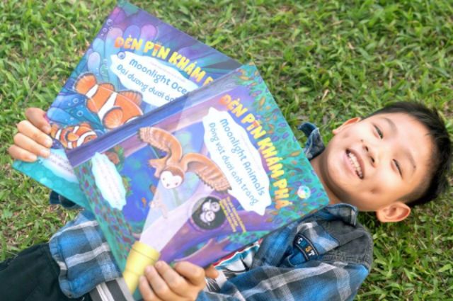 Sách - Đèn pin khám phá - Moonlight Animals - Động vật dưới ánh trăng