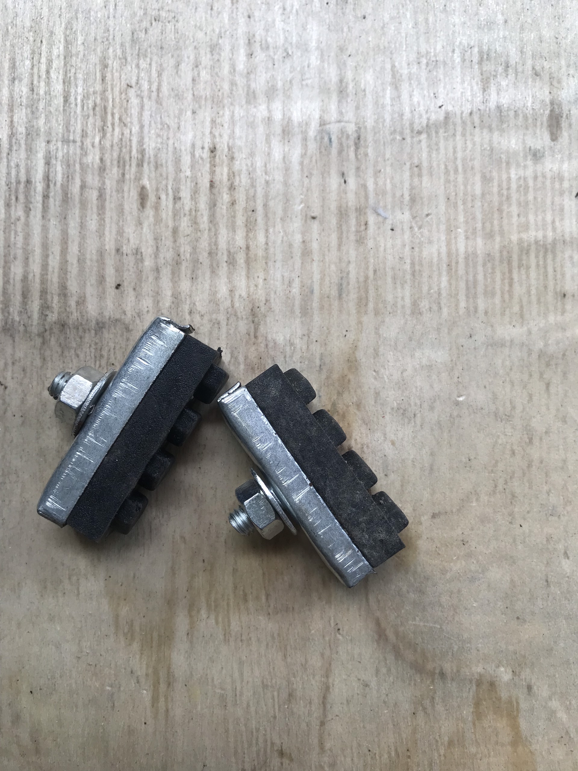2 Chiếc má phanh , má thắng cho xe đạp dụng