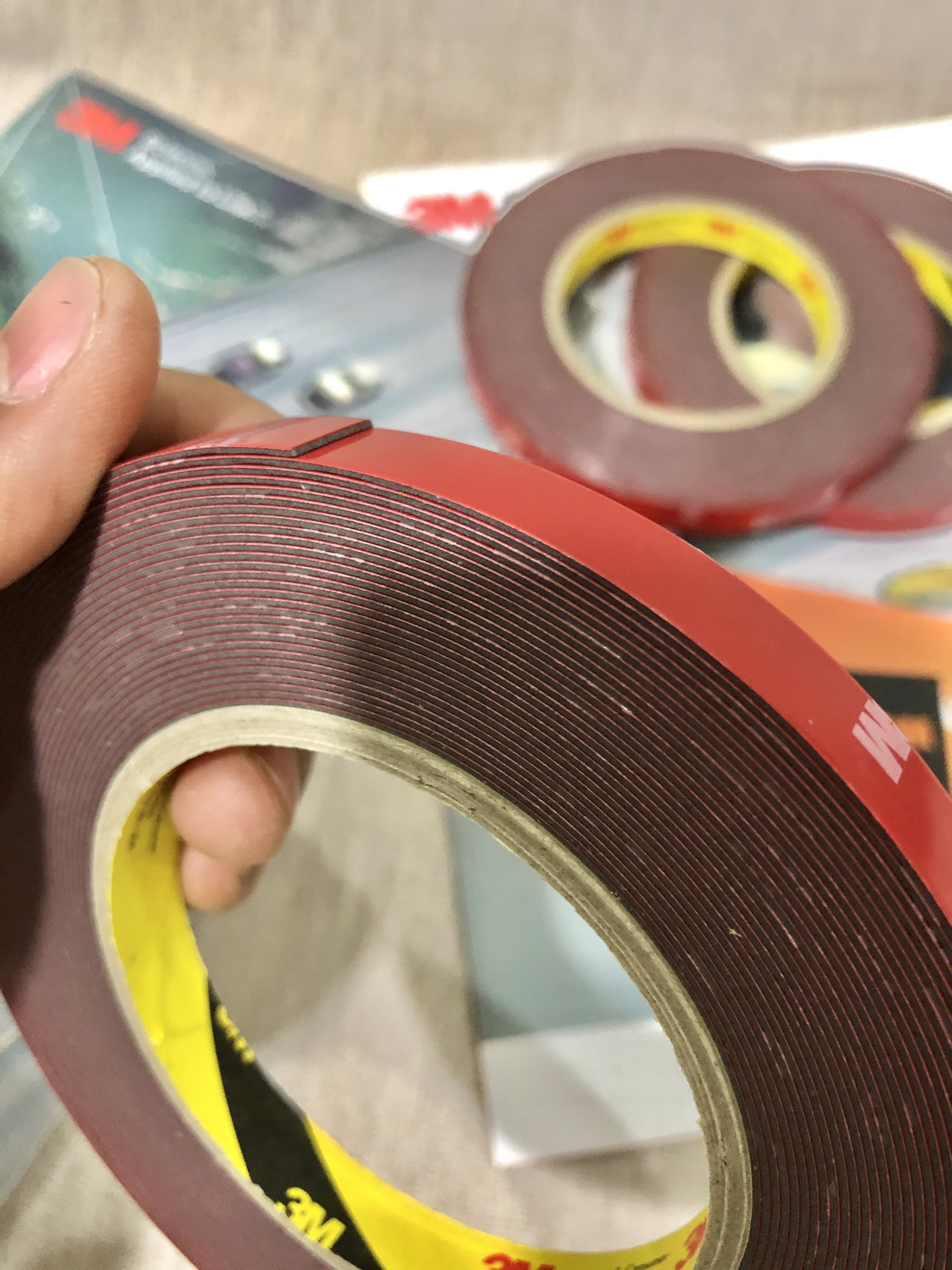 Băng keo 2 mặt 3M 4229P dán dồ chơi xe.