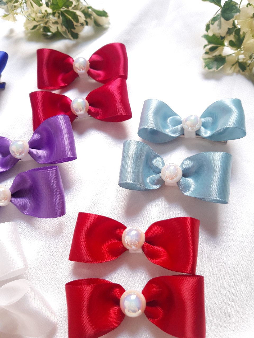Set 2 kẹp tóc nơ ngọc trai cho bé.
