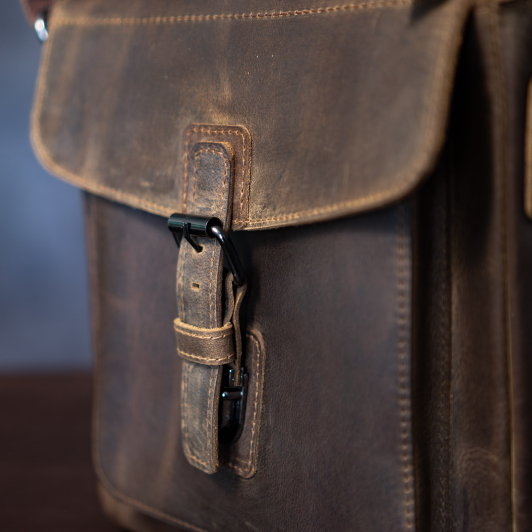 Túi đeo chéo da bò nam cao cấp | Messenger bag basic 10.5in | Manuk leather (Túi da Ipad)
