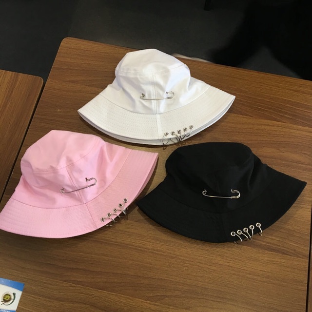 Nón Bucket Phối Khoen Và Gim Băng