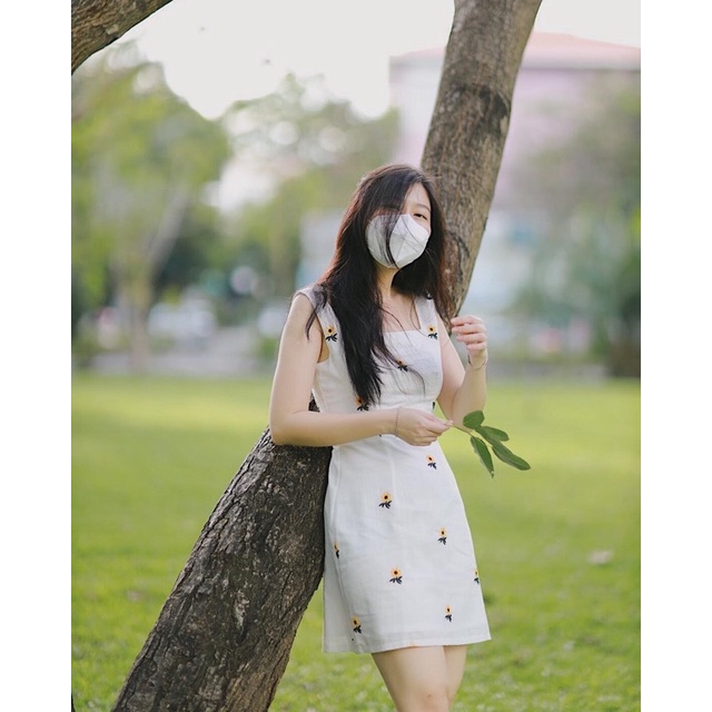 Đầm linen hoa cúc thêu Ruchan